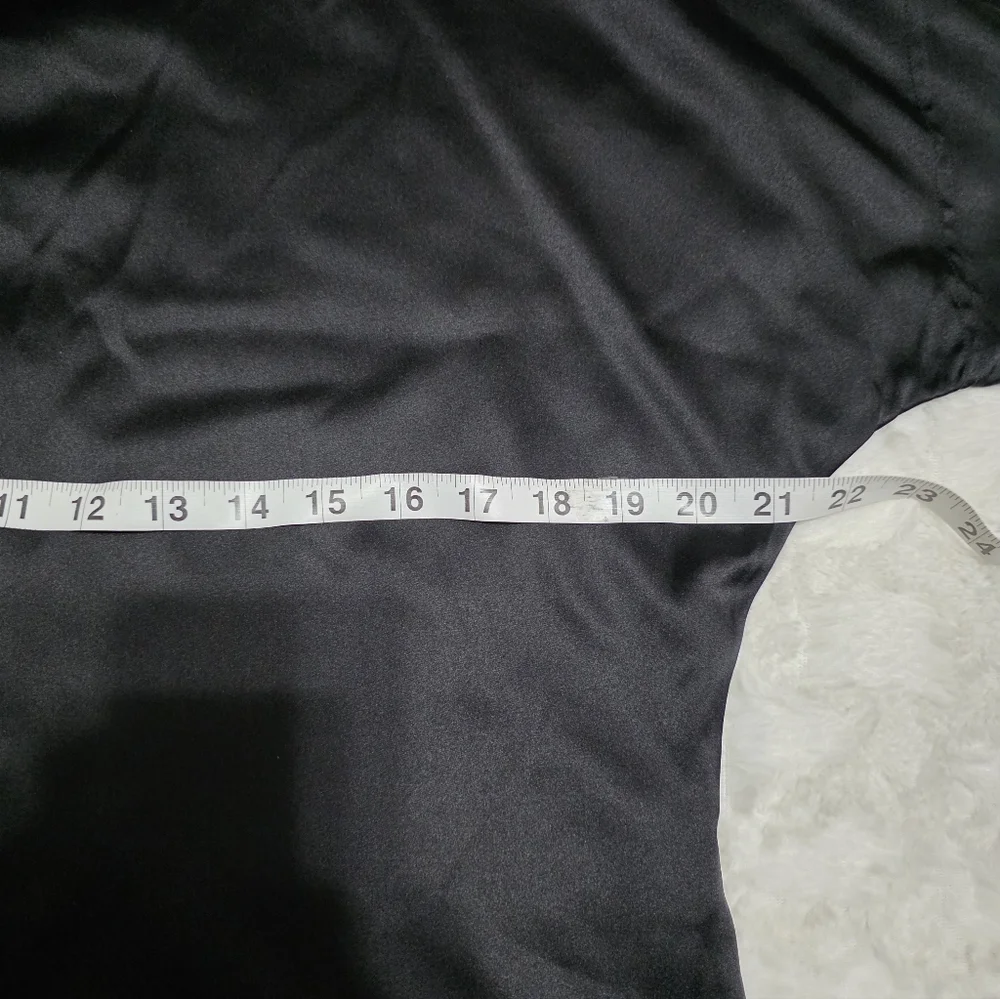 St. John Black Short Sleeve Tee - Picture 3 of 7